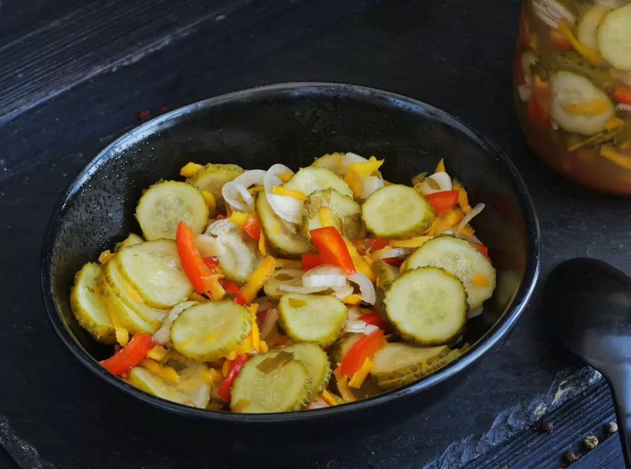 Ингредиенты для заготовки салата на зиму из свежих огурцов в банках с морковью без уксуса